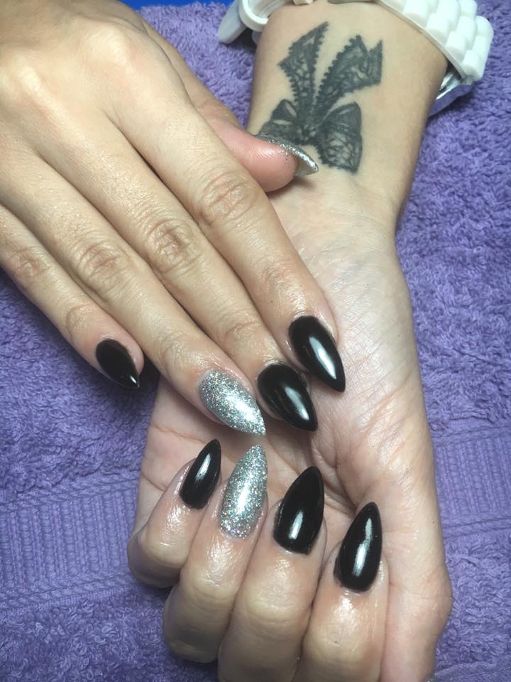 Unghii Negre Si Sclipici Argintiu