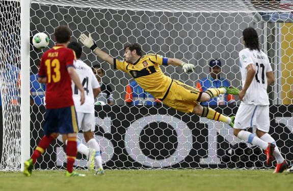 Goal of the day: Luis Suárez (Uruguay) vs Spain | inside World Soccer