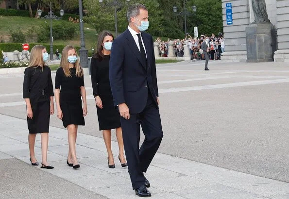 Crown Princess Leonor wore a new knitted dress by Poete. Infanta Sofia wore a new belted shirtdress by Hugo Boss. Queen Letizia