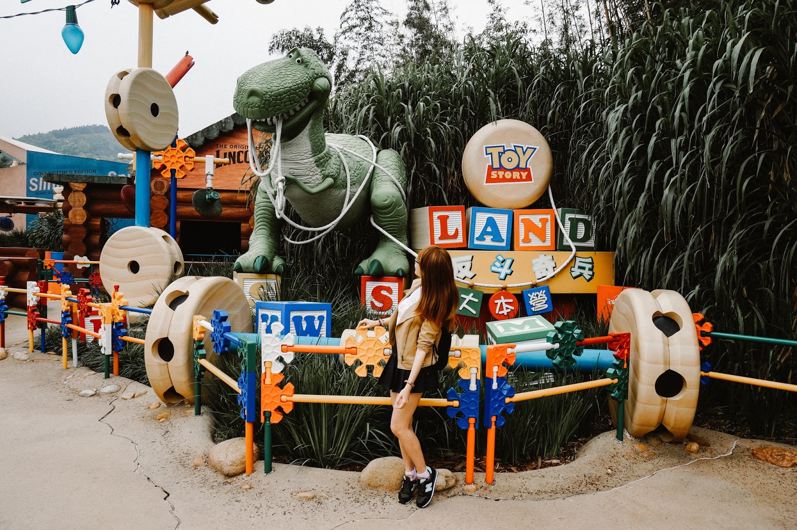 пасифик плейленд в сша парк. диснейленд игрушка вуди. игрушки в диснейленде. ленд стори. диснейленд игрушки.