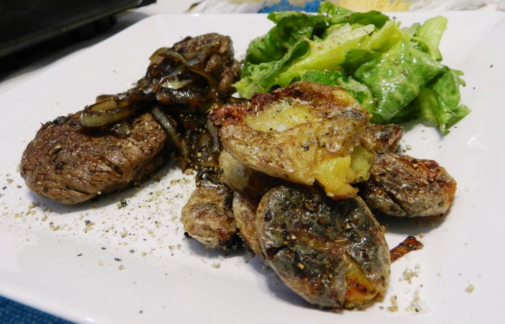 Pasta e Porcini Medalhões de Filet com Batatas ao Murro e Salada