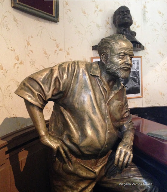 Estátua de bronze do famoso escritor amaricano Ernest Hemingway