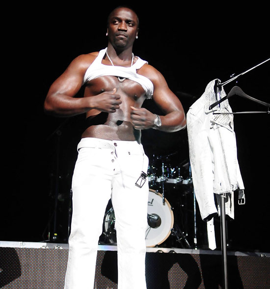 Selena Gomez Blog: AKON GETS NUDE ON OMG TOUR WITH USHER!