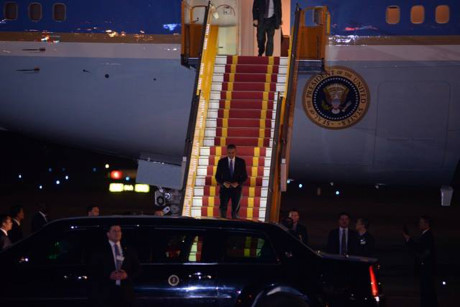 Hình ảnh đầu tiên của Tổng thống Mỹ Obama tại sân bay Nội Bài - Ảnh 1 Hinh anh dau tien cua Tong thong My Obama tai san bay Noi Bai - Anh 1