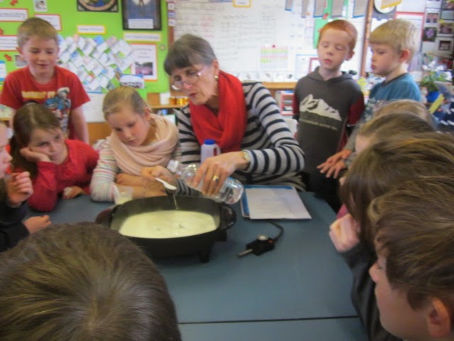 Room 9 you shine all the time: A milk and vinegar chemical reaction