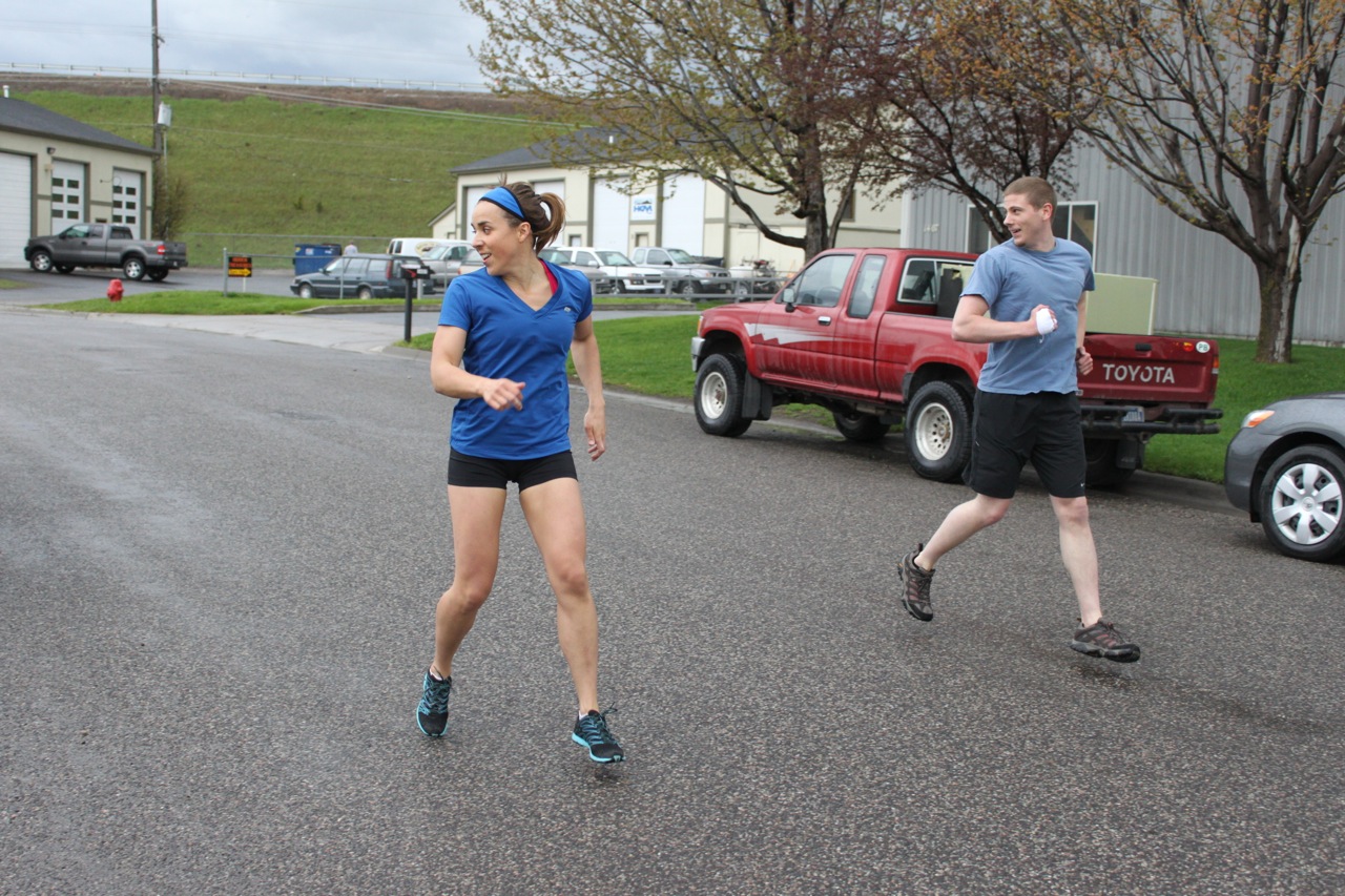 ходьба спиной назад. бег спиной вперед. ходьба назад. семенящий бег техника выполнения. ходьба спиной вперед.