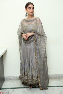 Aditi Rao Hydari looks Beautiful in Sleeveless Backless Salwar Suit 002