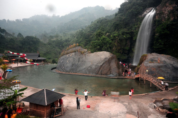 Tekreasi menarik di kawasan Air Terjun Bidadari Sentul Bogor Tekreasi menarik di kawasan Air Terjun Bidadari Sentul Bogor