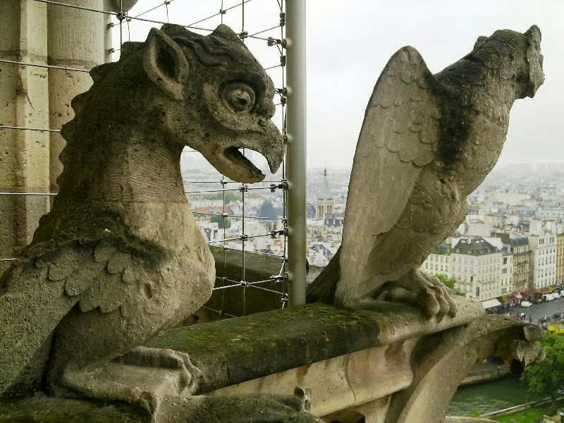 Cúmulos y limbos: Un elefante entre las gárgolas de Nôtre-Dame de París