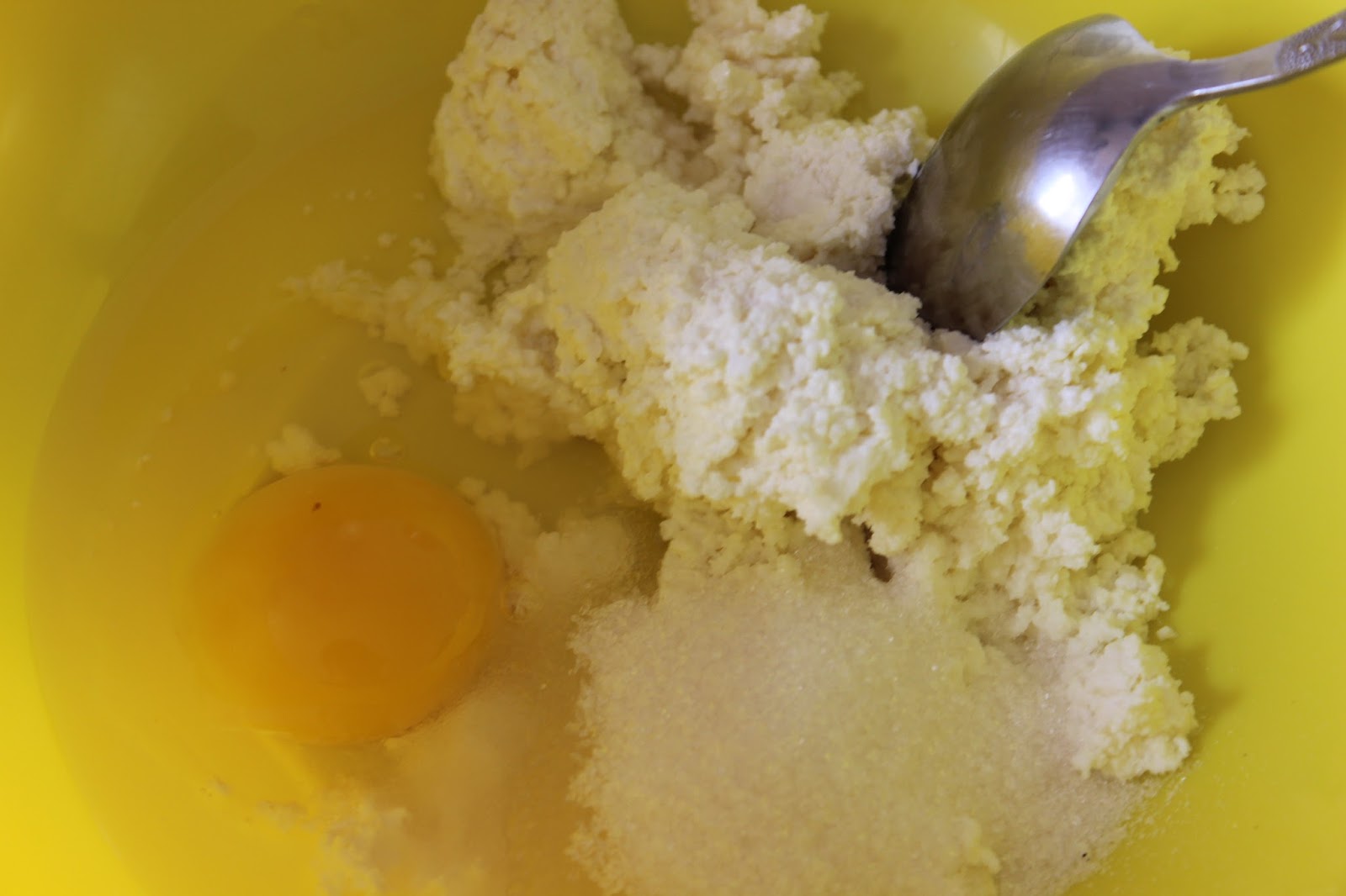 Масло сливочное яйцо сода мука. Грушевый творог. Гашеная сода. Добавить грушу к творогу. Фото яиц сахара манки для раскрашивания.