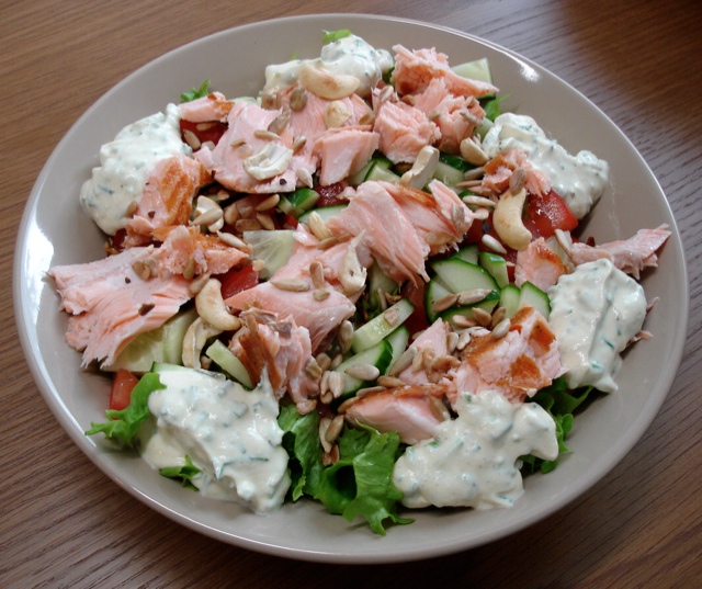 Arkea ja juhlaa Savulohisalaatti