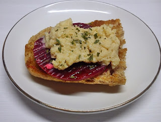 Bruschetta Vegana de Remolacha con Queso de Almendras.