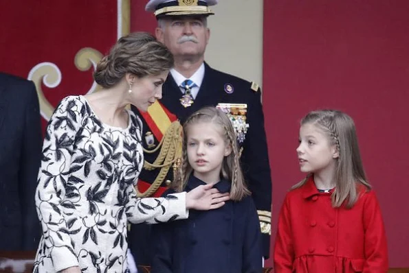 Queen Letizia wore dress,Leonor red coat earring style fashions