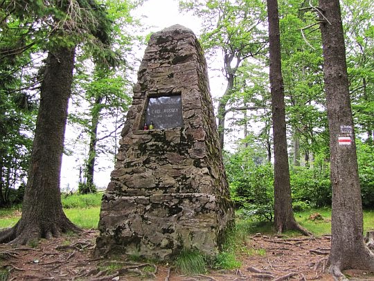 Obelisk poświęcony Carlowi Wiesenowi z 1898 roku.