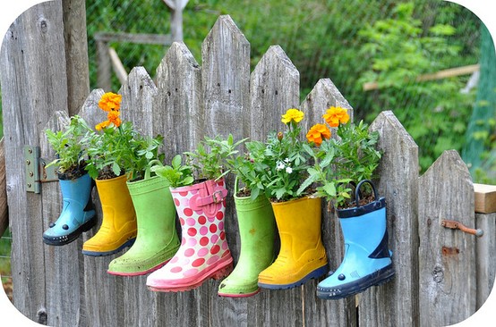 garden+-+gardening+-+garden+ideas+-+rain+boot+planter+-+rubber+boot+planters+-+hanging+garden+planters+via+pinterest2.jpg