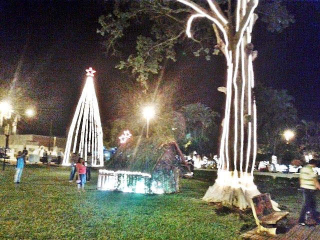 Praça Castelo Branco em Alta Floresta D'Oeste está enfeitada e iluminada para o Natal