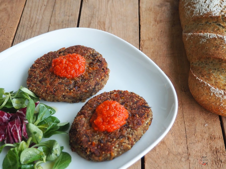 Hamburguesa vegetal elaborada con lentejas, quinoa, zanahoria, cebolleta y pimiento. Proteína vegetal 100%.