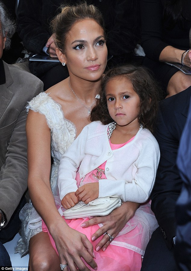 Mommy This Is Boring Jennifer Lopez S Daughter Emme Looks Less Than Impressed With Her