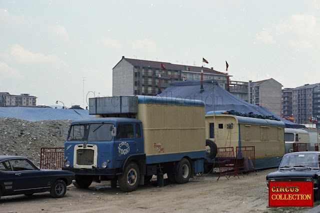 Le cirque Cesare Togni installé à Turin en avril 1973. Photo Hubert Tièche.  Collection Philippe Ros