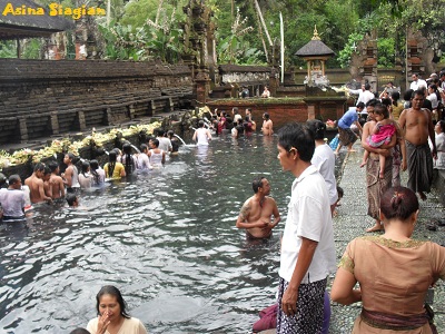 [Bali] Mandi air suci di Pura Tirtha Empul