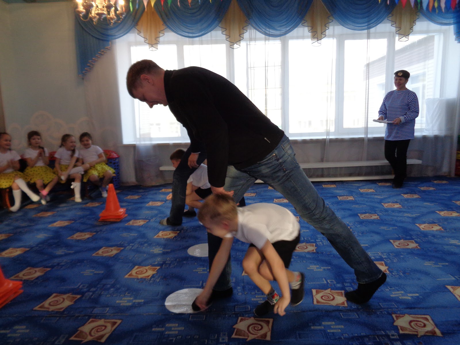 спортивное развлечение в детском саду. спортивный праздник с папами. соревнования спортивных семей. эстафеты для детей подготовительной группы в детском саду. эстафеты с папами на 23 февраля в детском саду.