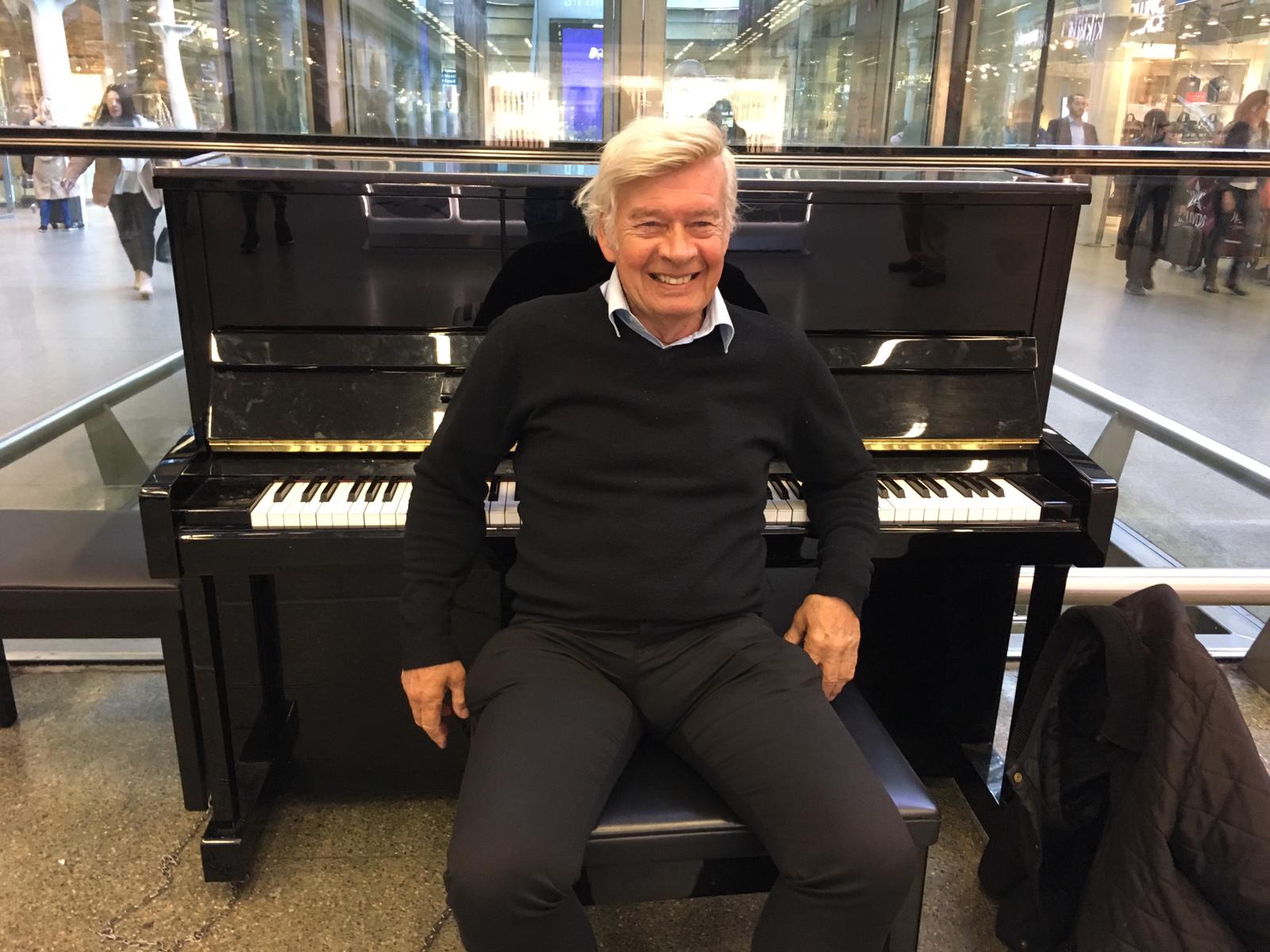 SCHMULL bij de ELTON JOHN PIANO in het St. PANCRAS STATION te LONDEN