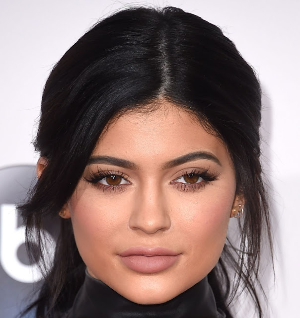 Kylie Jenner se dúvidas é inspiração, além de ter a sua própria marcar de cosméticos, para muitas meninas que amam maquiagem e beleza ela é uma grande inspiração, pois ela sempre tem algo novo para mostrar. Aqui você vai se inspirar nessa 8 makes incríveis da Kylie Jenner.