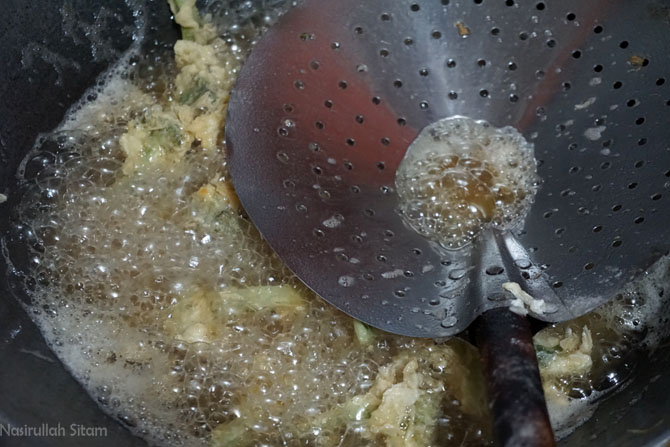 Melihat proses penggorengan Brokoli