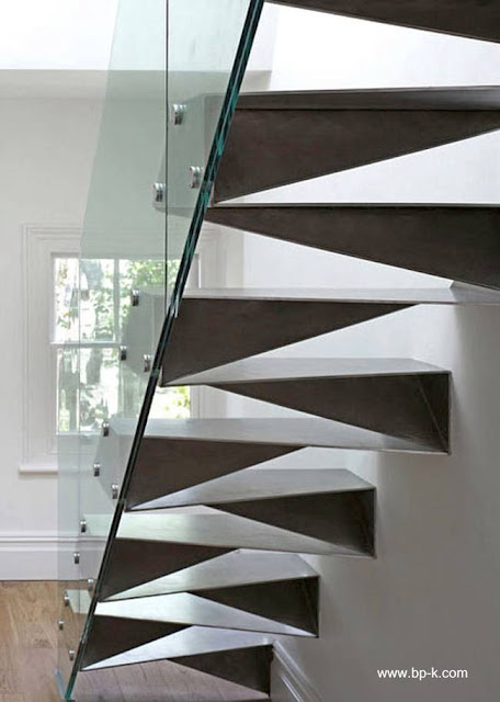 Los escalones muestran un patrón atractivo Escalera de metal plegado con perfil moderno