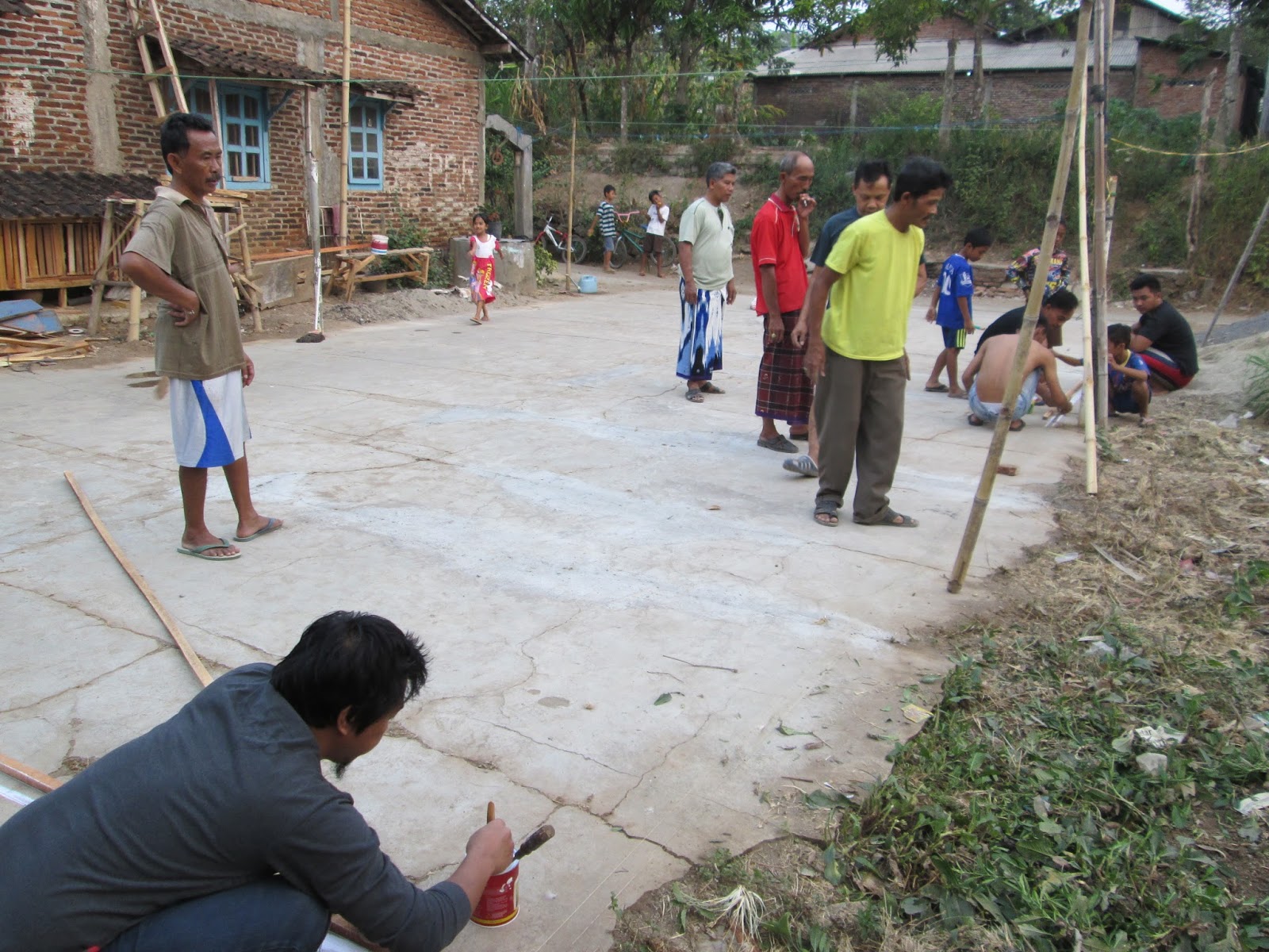 Sambatan Ngecat Lapangan Badminton di Desa
