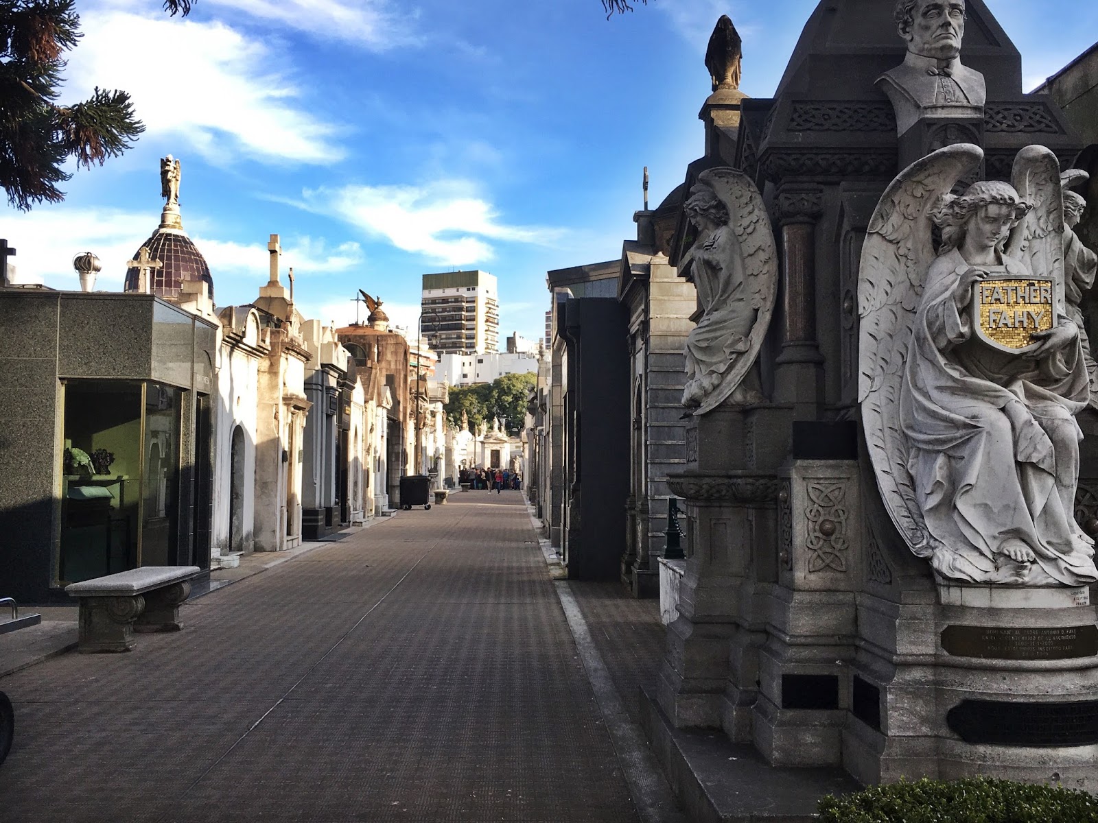 Cementerio de Recoleta recorrido histórico en el Día de la Patria