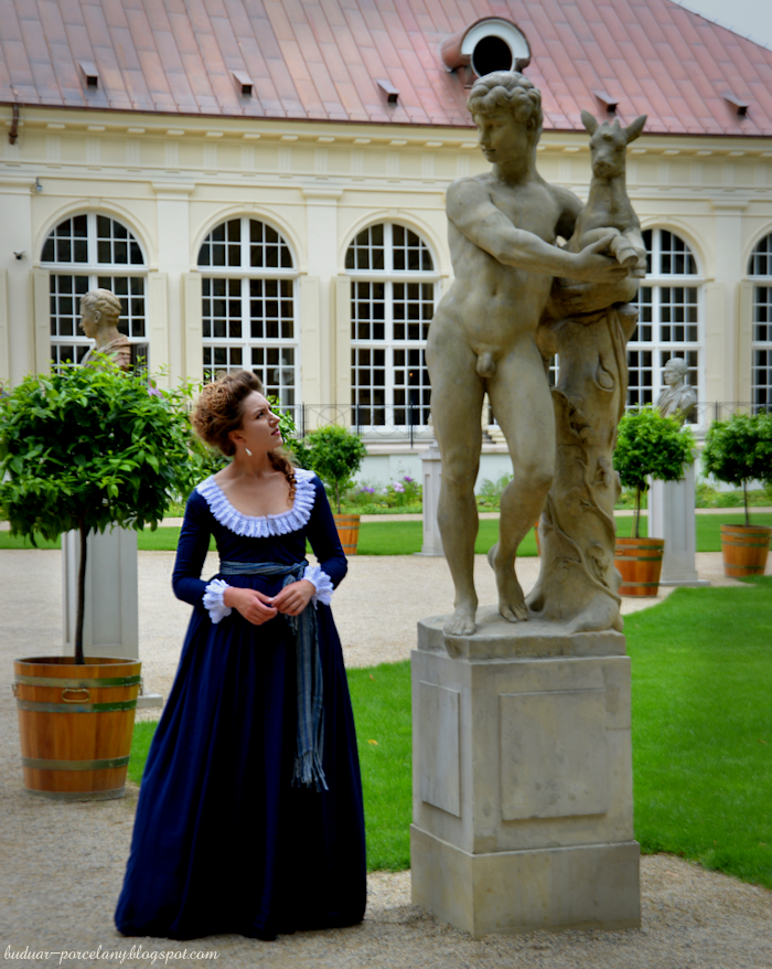 Buduar Porcelany Pod umówionym jaworem / suknia z lat 1790.