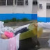 VÍDEO: ESPOSA LEVA MARIDO COM DOENÇA TERMINAL EM CARRINHO DE MÃO ATÉ HOSPITAL