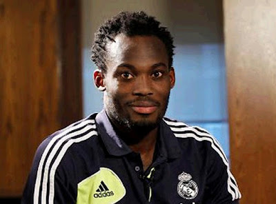 Biografi Michael Essien Biografi Michael Essien Biodata Nama: Michael Kojo Essien Nama Panggilan: Essien Tanggal Lahir: 3 Desember 1982 Tempat Lahir: Accra, Ghana Biografi Pemain bernama lengkap Michael Kojo Essien ini lahir di kota Accra, Ghana pada 3 Desember1982, ia adalah seorang pemain sepak bola profesional asal Ghana yang bermain sebagai gelandang untuk Panathinaikos dan tim nasional Ghana. Essien dikenal sebagai tipe pemain box-to-box–pemain bertenaga besar dan memiliki kemampuan bertahan dan menyerang cukup baik. Ia juga sering dijuluki Si Bison karena gaya bermainnya yang keras. Sebelum bermain untuk Panathinaikos, ia pernah bermain untuk Milan, Chelsea, Bastia dan Lyon. Essien memperkuat timnas Ghana sejak tahun 2002. Ia termasuk dalam skuat Ghana di Piala Dunia 2006 saat Ghana lolos hingga babak 16 besar. Essien memiliki kewarganegaraan ganda, Ghana dan Perancis. Melihat kesuksesan negara-negara Eropa dalam dunia sepakbola, tentu Indonesia dengan jmlah penduduk yang begitu besar dan memiliki antusias yang besar di sepakbola, maka sudah seharusnya Indonesia segera menjadi negara industri sepakbola. Nah, beberapa bulan terakhir, Indonesia nampaknya sudah melakukan pembenahan di segala bidang dalam dunia bola. Bukan saja dari PSSI nya, klub-klub yang ada di Indonesia juga nampak antusias melakukan pembenahan. Pembenahan dilakukan mulai dari