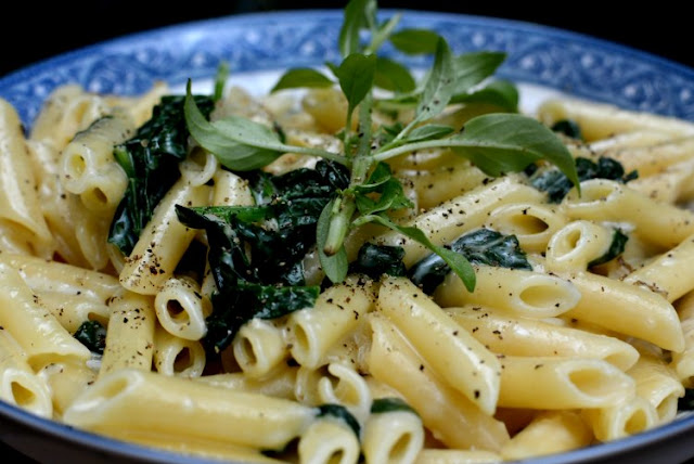 Pasta corta al queso Camembert y Espinacas