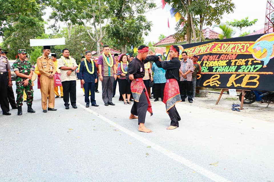 Rombongan Penilai kecamatan terbaik di Sumut disambut pencak silat. Rombongan Penilai kecamatan terbaik di Sumut disambut pencak silat.