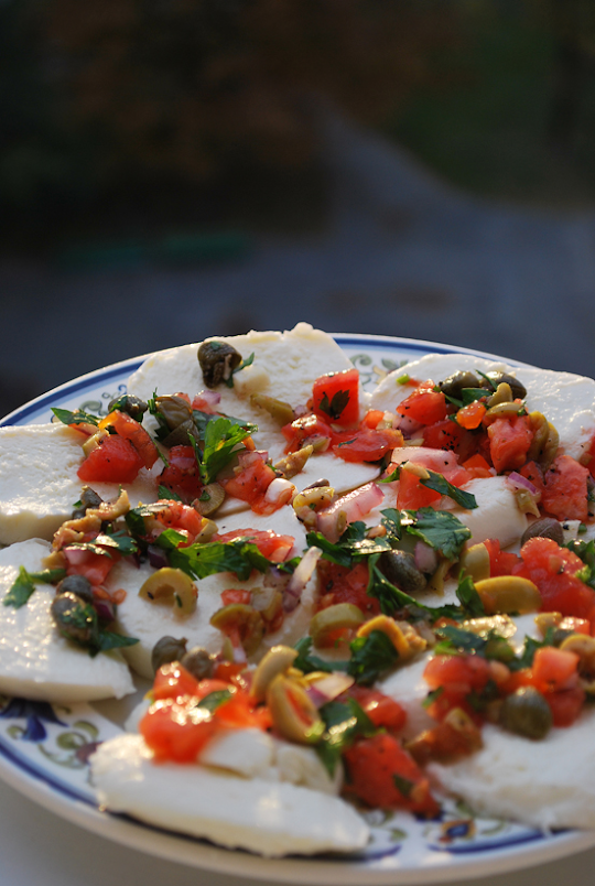 Mozzarella z salsą z oliwek, kaparów i pomidorów