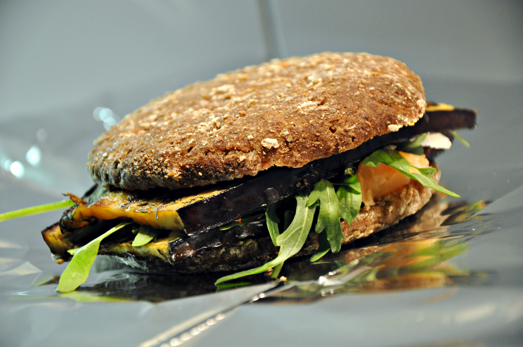 Tasty Guilty Pleasures: Sandwich d&amp;#39;aubergine, saumon et roquette ...