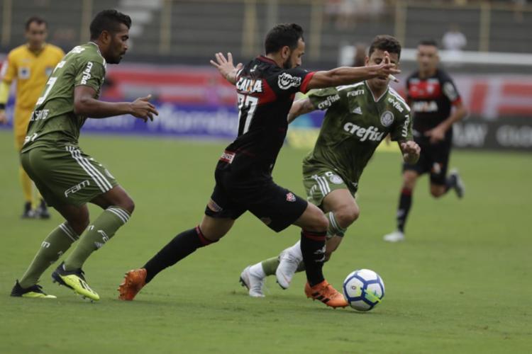 Na volta de Carpegiani, Vitória cai para o Palmeiras e se afunda no Z-4; veja os gols
