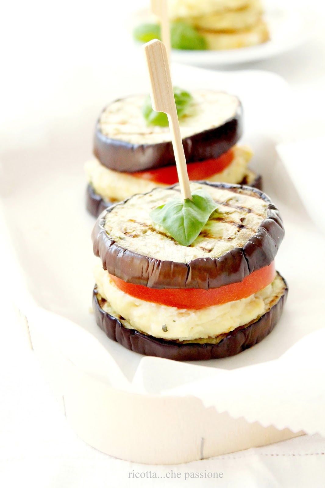 panino di melanzane con frittelle di ricotta