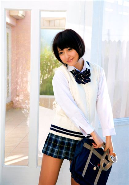 Ngắm dáng đẹp ngây ngất của em học sinh cấp ba