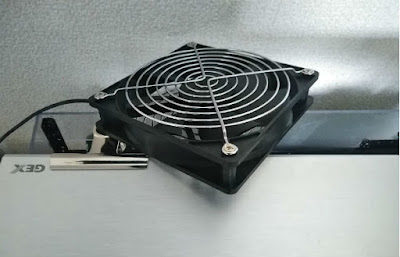 USBファンに固定したしたクリップでライトを挟み込みようにとめる