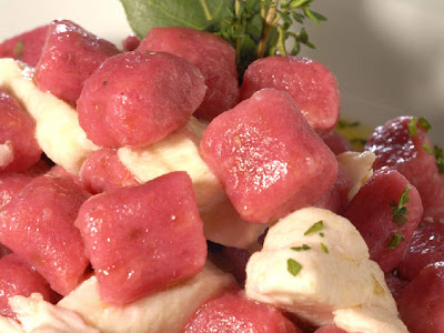 Nhoque de Batata e Beterraba com Robalo Receita de Nhoque de Batata e Beterraba com Robalo