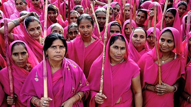 Sambil Bawa Tongkat, Geng Wanita Berbaju Pink Ini Siap Pukuli Para Pemerkosa di India Sambil Bawa Tongkat, Geng Wanita Berbaju Pink Ini Siap Pukuli Para Pemerkosa di India