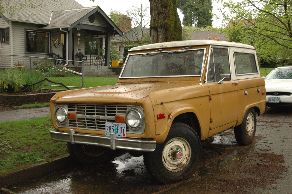 OLD PARKED CARS.: 1969 Ford Bronco.