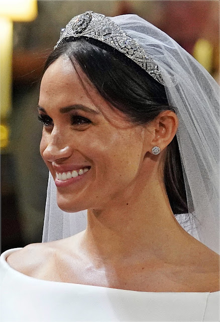 Meghan Markle w tiarze Meghan Markle: naturalny makijaż i tiara na głowie