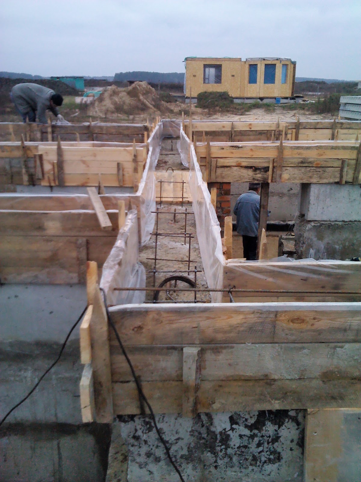 Заливка армопояса по газобетону бетононасосом