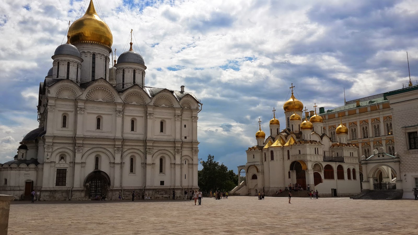 Кремлевская жизнь. Кремль соборы и храмы на белом фоне фото.