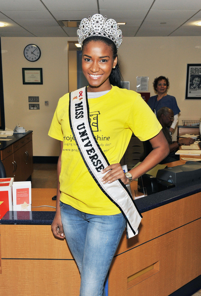 penetrating beauty: Leila Lopes