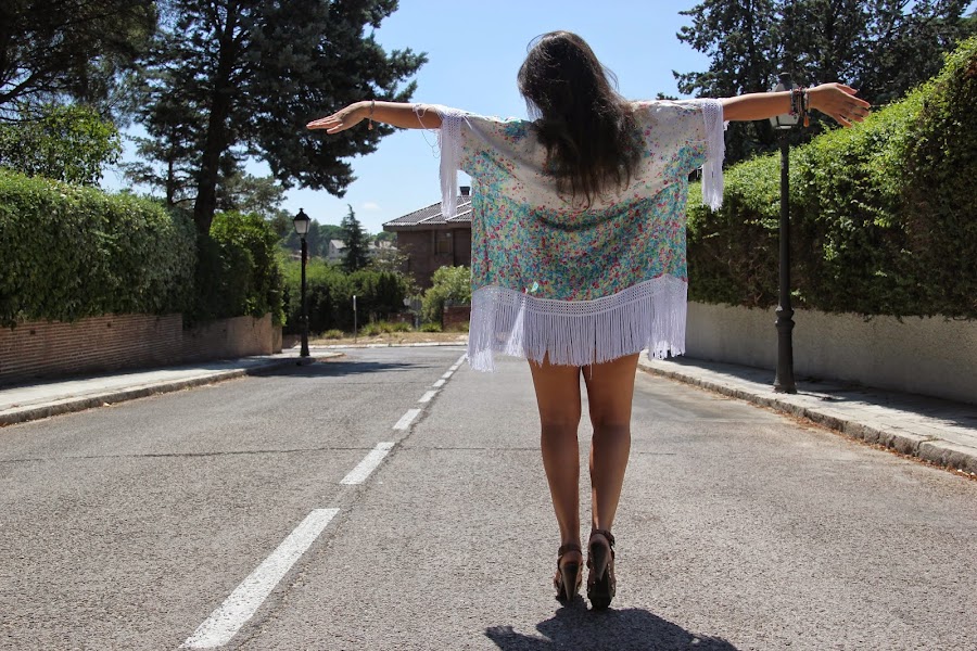 DIY Kimono con flecos (no hace falta patrones). Blog de costura y blog diy.